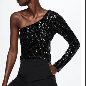 Black Sequin One-Shoulder Top mango